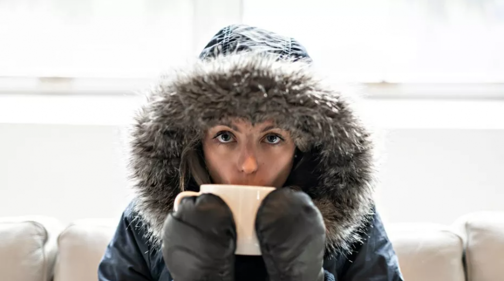 Temperatura care te ajută să slăbești. De ce să stai în casă fără să porneşti caloriferul